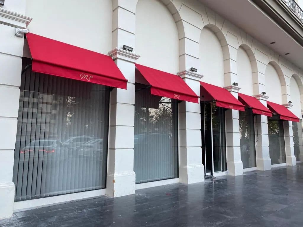 Mağaza vitrin önünde Wintent tipi ayarlı kollu tente